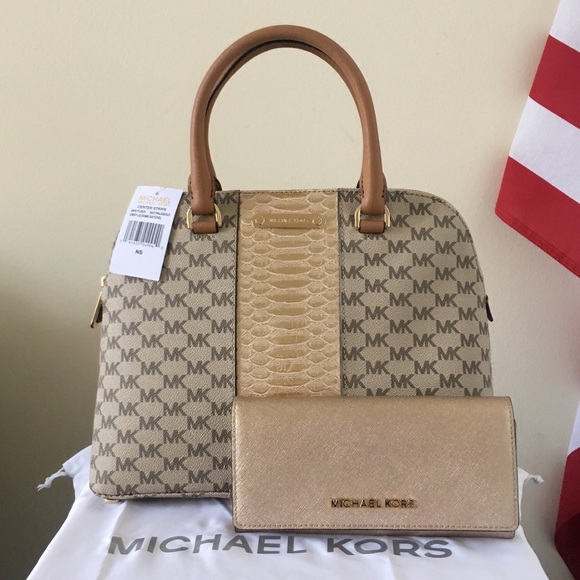 Michael Kors Handbags - NWT Michael Kors Large Cindy With Wallet
